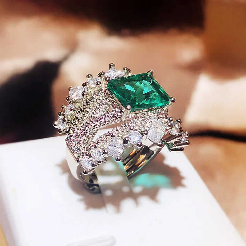 Женское прямоугольное кольцо из серебра 925 пробы с изумрудом