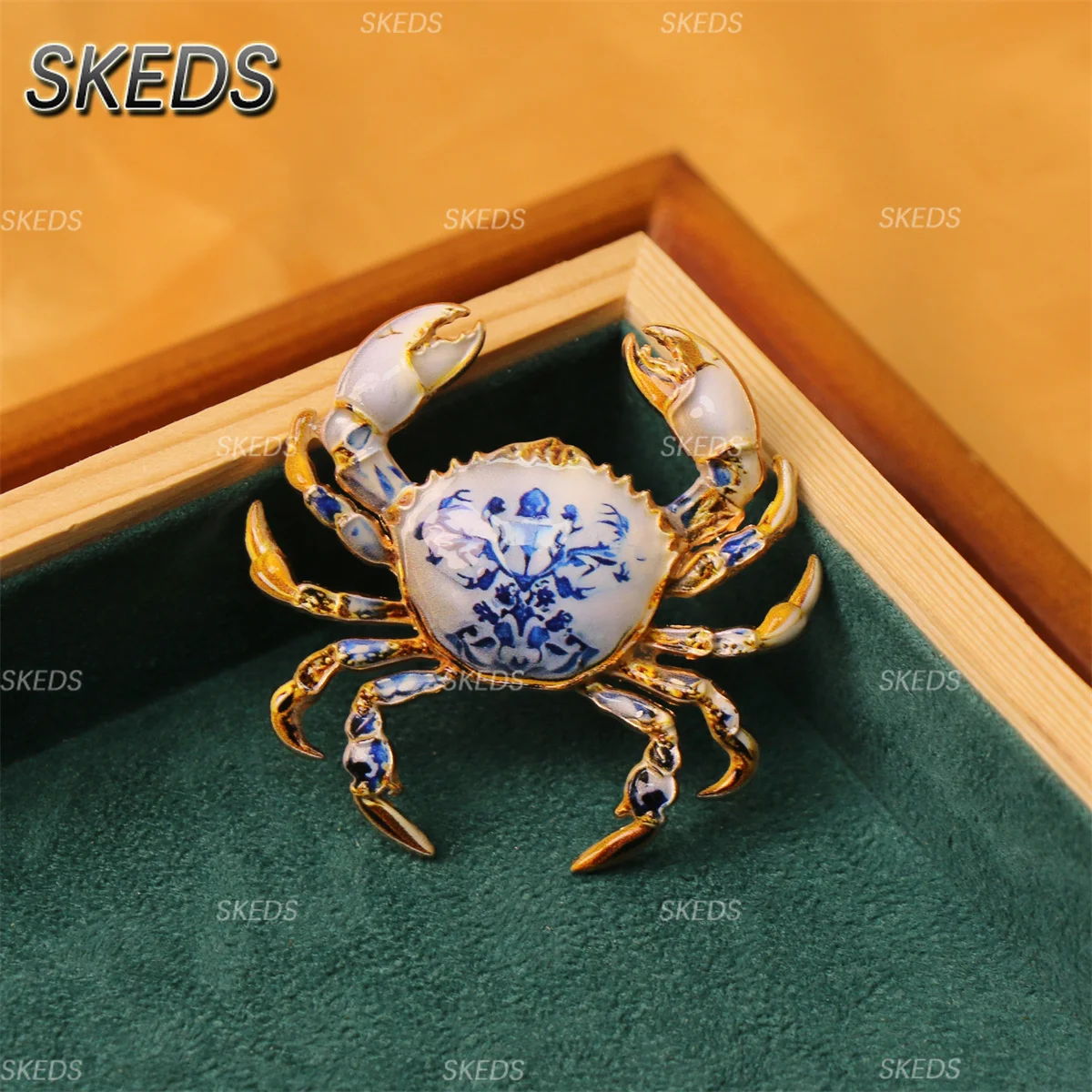 Фото SKEDS Сине-белая фарфоровая эмалевая брошь в виде животных: колибри, кошки, жука, краба. Значок на лацкан в китайском стиле. Ювелирное украшение, подарок для женщин. №2