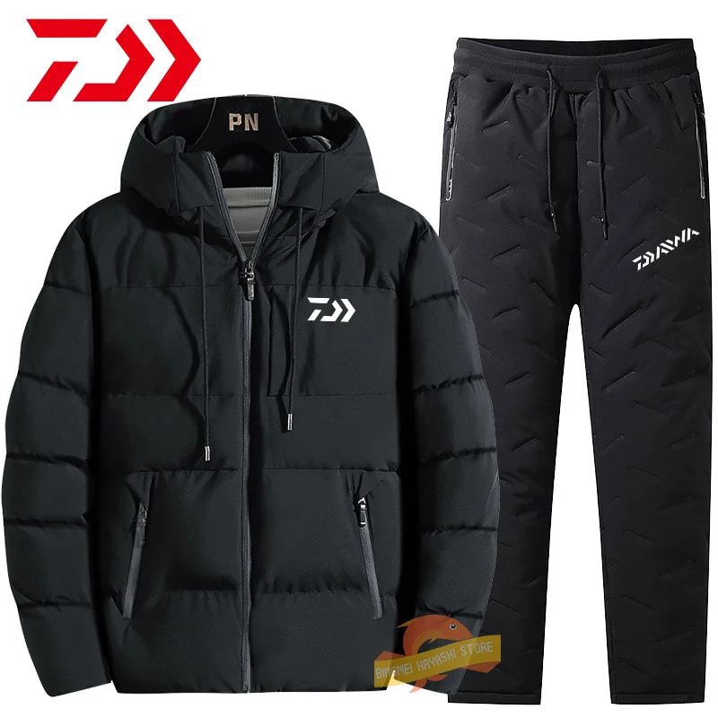 

2023 Daiwa Men's Fashion Warm Fishing Set Autumn and Winter Thickened Windproof Hooded Jacket Casual Plush Cold Proof Sweatpants