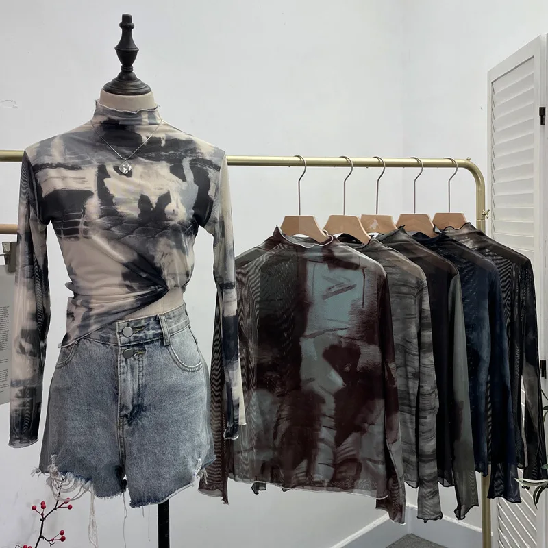 Женский топ с волнистыми краями и полувысоким воротником из смешанной сетки