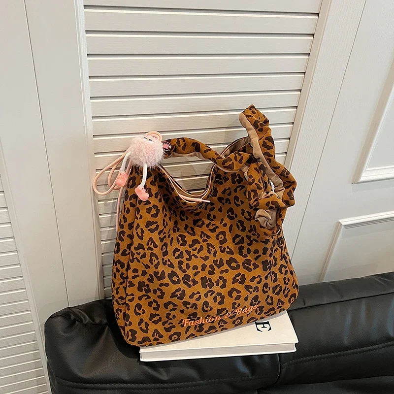 Женская сумка через плечо с реверсивной застежкой и леопардовым принтом