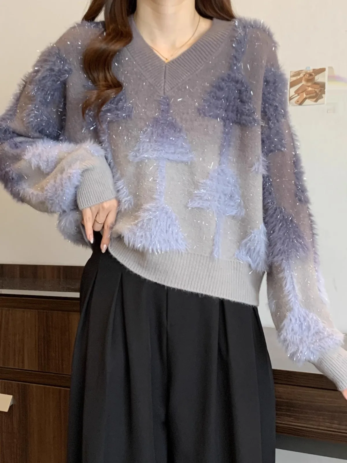 Блестящий свитер с v-образным вырезом и градиентными цветами женский