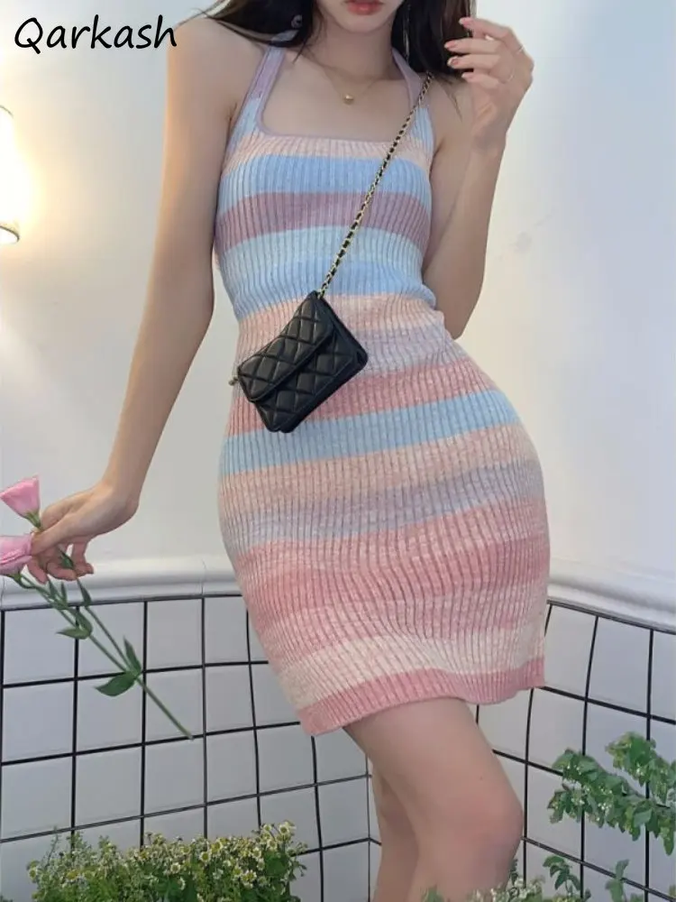 

Женское трикотажное мини-платье с лямкой на шее