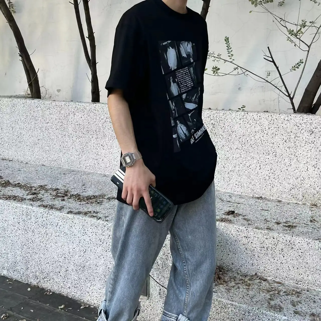 Черная свободная футболка с коротким рукавом принтом