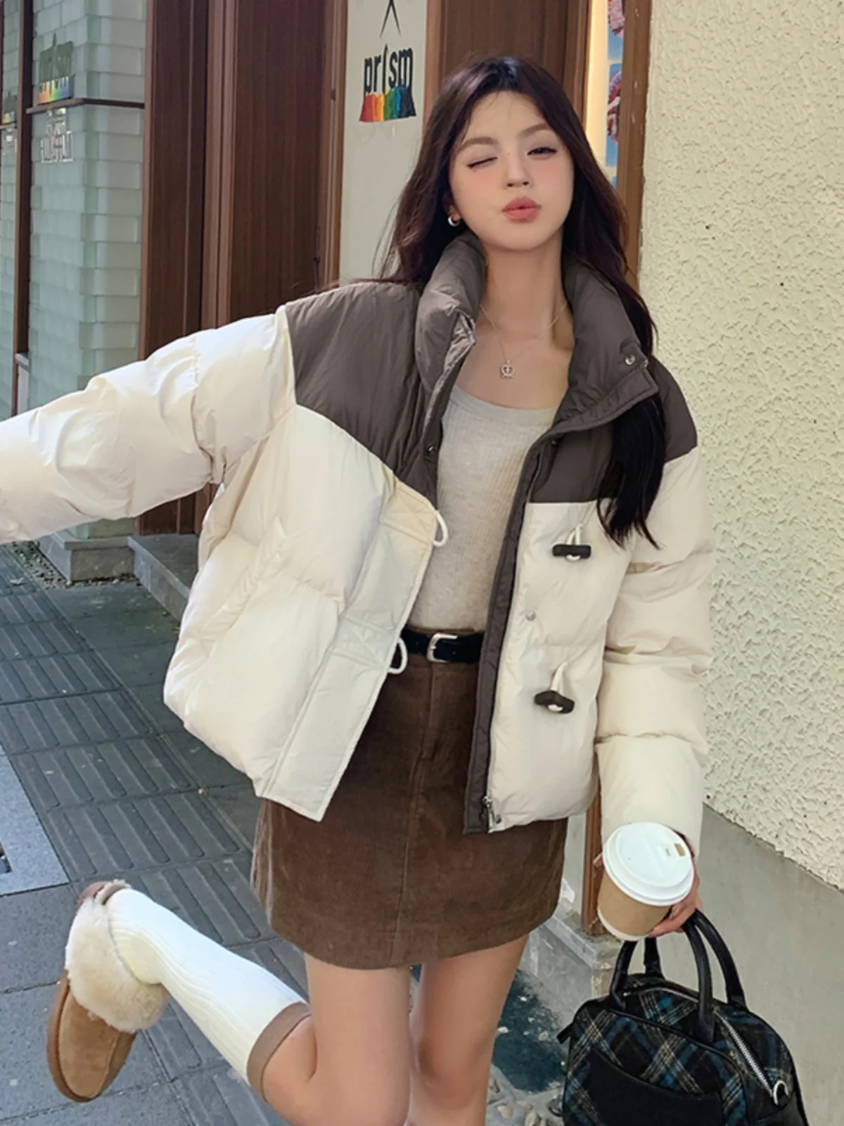 Модный контрастный цвет в стиле пэчворк короткий пуховик на белом утином пуху