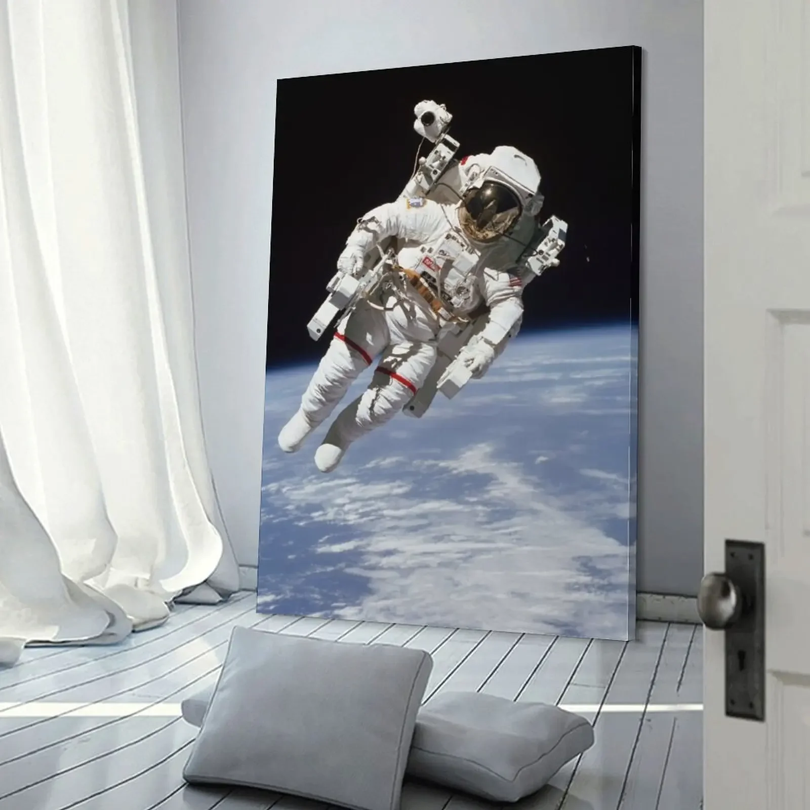 Астронавт Брюс Маккандерс на первом везде без привязанного космического