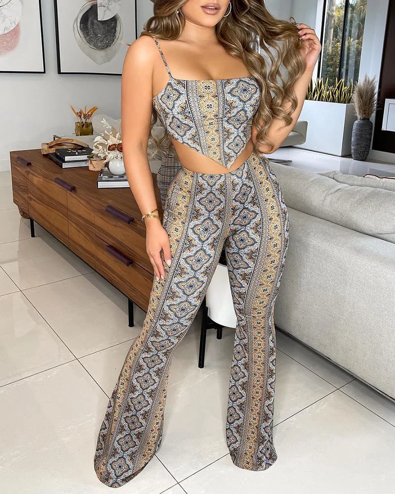 

Женский костюм из двух предметов, укороченный топ на бретельках с цветным рисунком и брюки с высокой талией, лето 2022