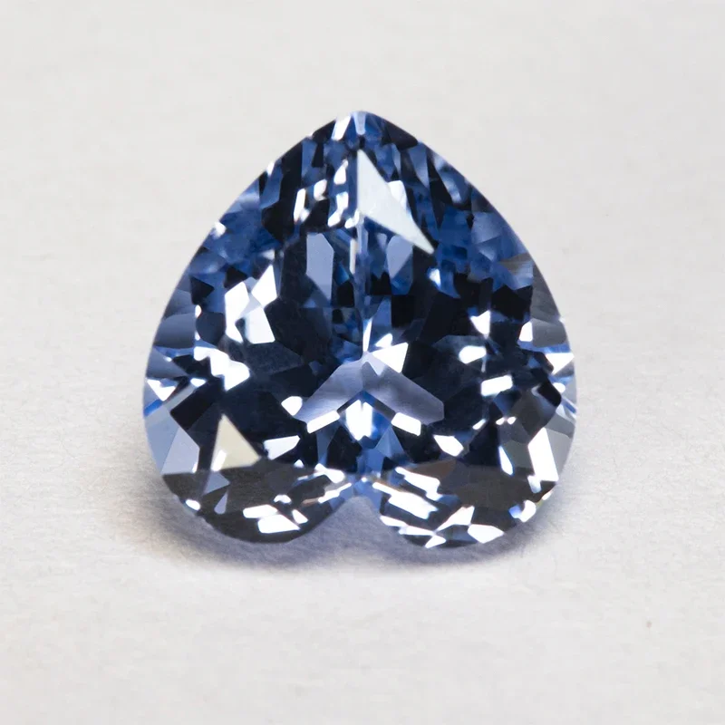 Выращен в лаборатории сапфир цвета васильчика форме сердца для подвесок