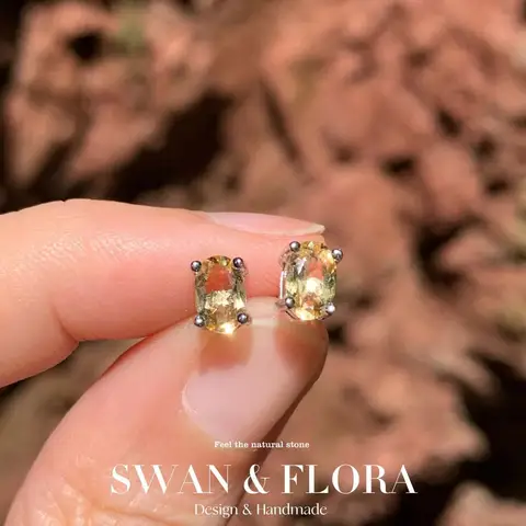 Серьги-гвоздики из серебра 925 с цитрином