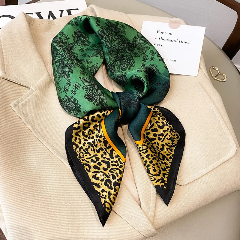 

2022 Popular Leopard Print Kerchief Fashion Style Sunscreen Headcloth Four Seasons 70X70CM Silk Scarves Korean New Design Shawls