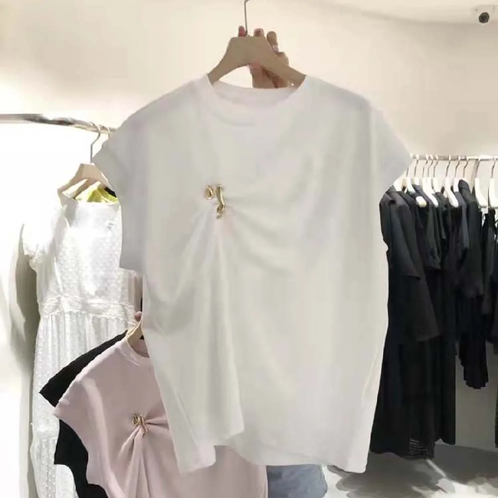 

Женская футболка без рукавов, однотонная плиссированная футболка с круглым вырезом и металлическим украшением, в японском и корейском стил...