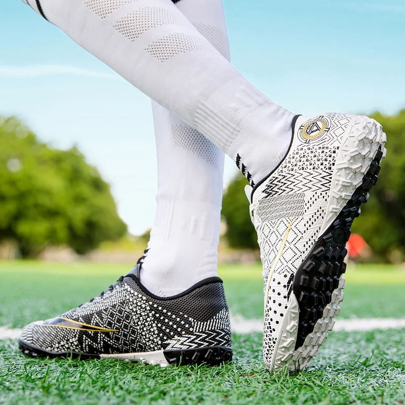 Professional Turf Soccer Shoes Men Kids Non-Slip Training Football Boots Men Soccer Cleats Futsal Football Shoes Boys Sneakers