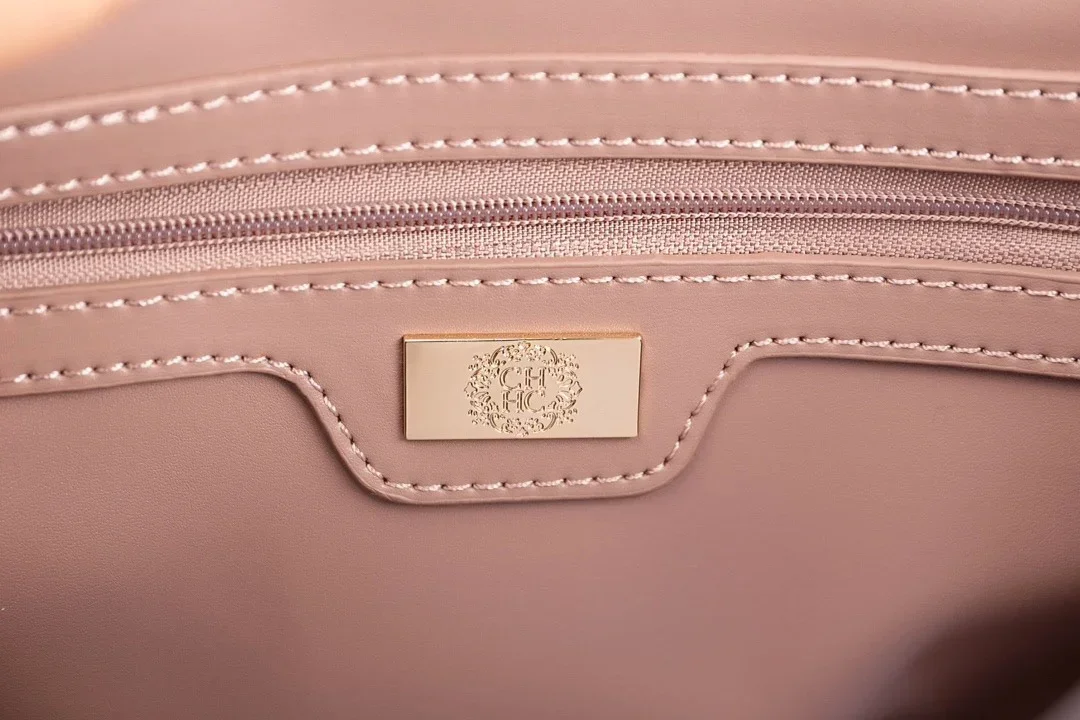 Классический стиль сумка-Кроссбоди из ПВХ с откидной крышкой подходит для