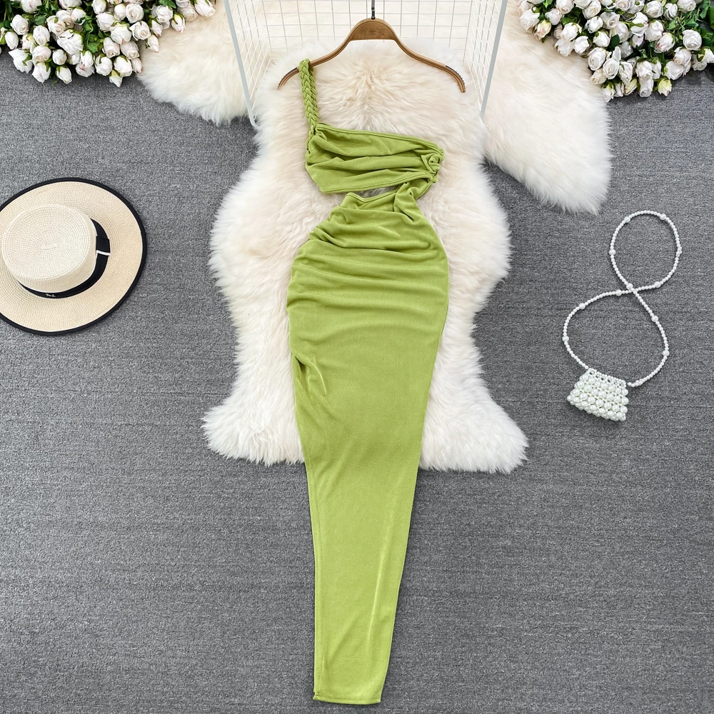 

Модное обтягивающее платье средней длины с односторонними подтяжками и вырезами на талии