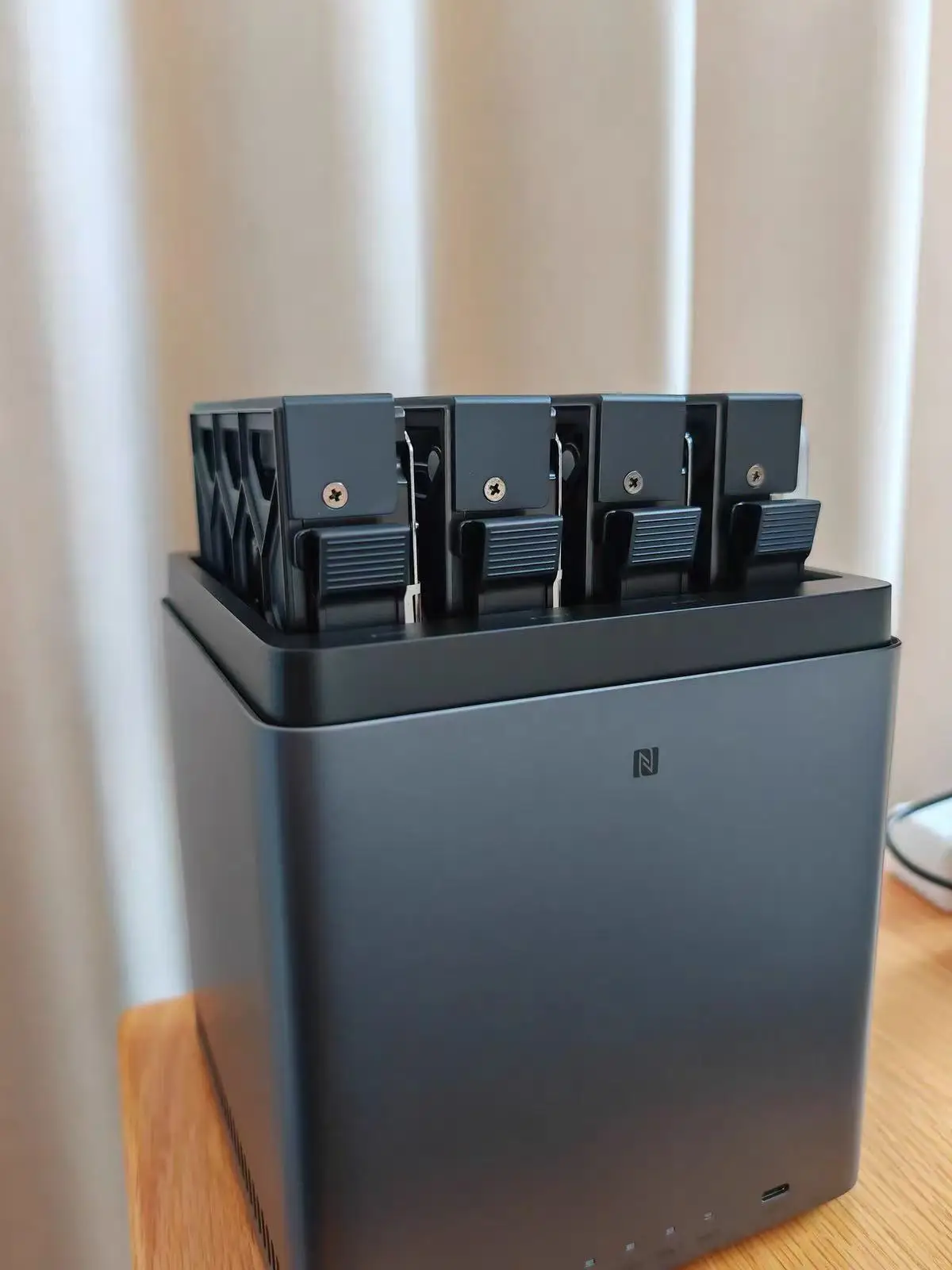Фото Сетевой накопитель TLF UGREEN DH4300 Plus, новый, с четырьмя отсеками, жесткие диски в комплект не входят. №4
