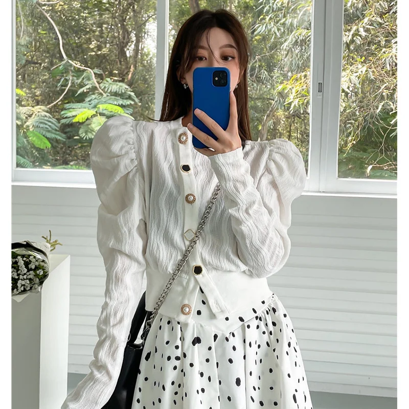 

2022 Spring Fashion Vintage Style Balloon Sleeve White Blouse Diagonal Buttons Short Tops Female chemise blanche blusas mujer