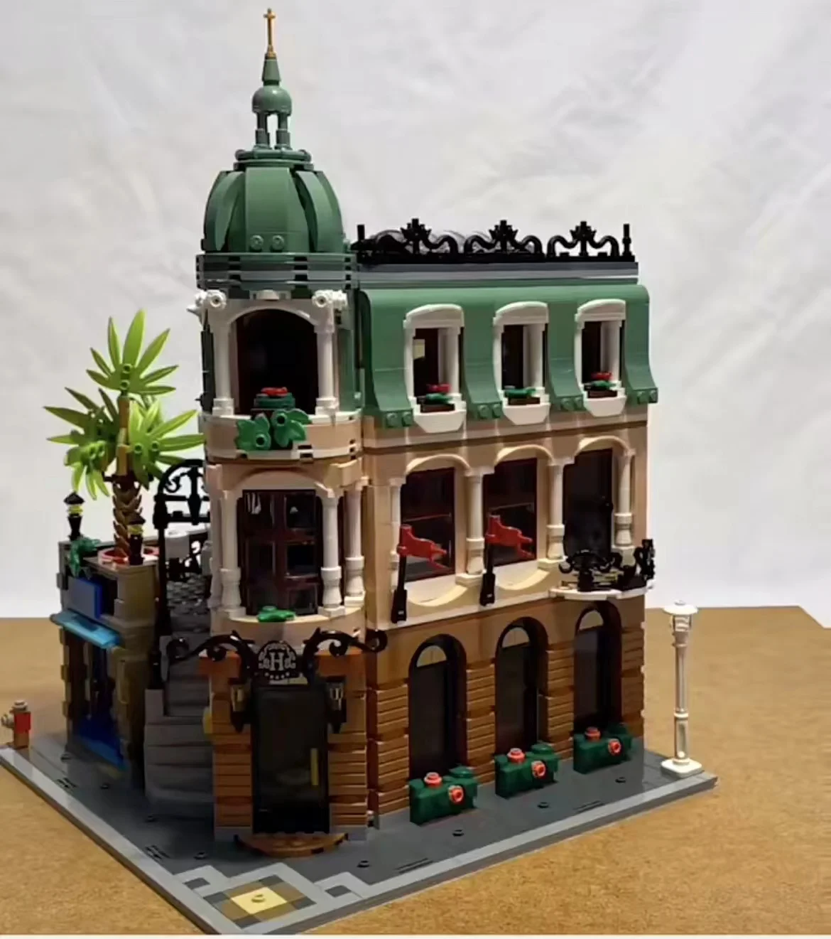 

Creatoring Expert 10297 Boutique Hotel Police Station Model Moc Modular Building Blocks Brick Bank Cafe Corner Toys Parisian