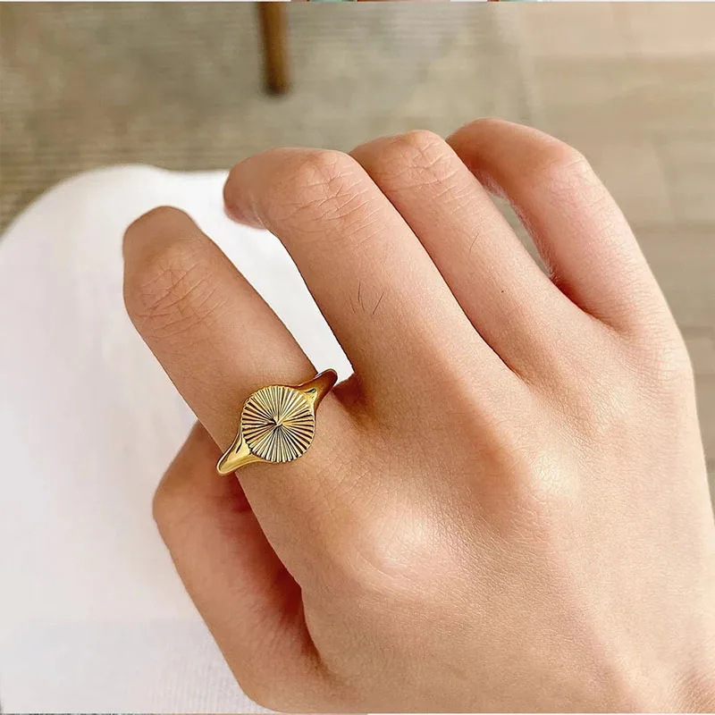 

High Quality 18K Gold Wave Rings For Women Minimalist Dainty Rays Texture Circle Ring Stainless Steel Signet Chunky Dome Ring