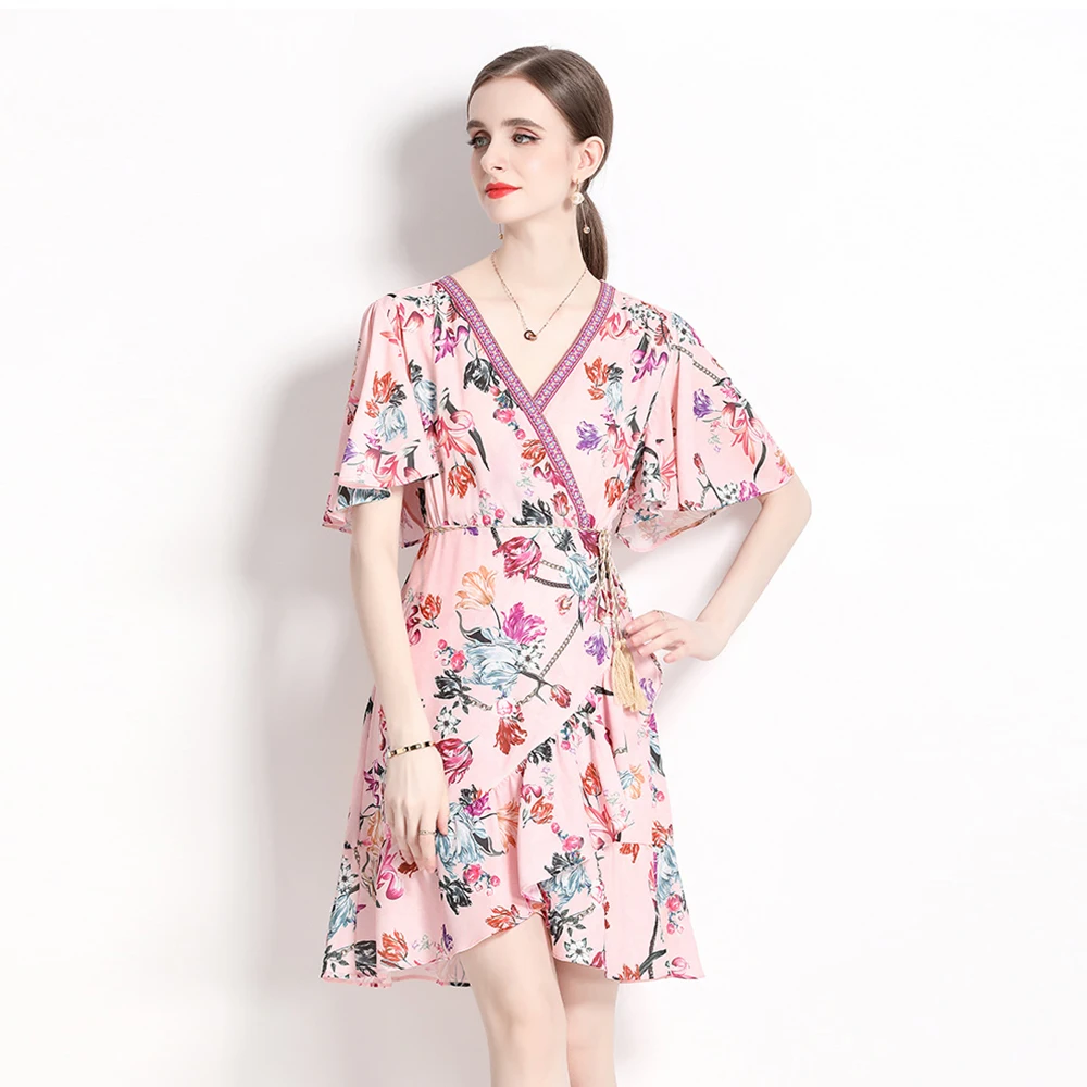 

Женское Короткое платье во французском стиле, модельное платье-мини с запахом, V-образным вырезом, коротким рукавом летучая мышь, цветочным принтом и оборками, на завязках, A8458