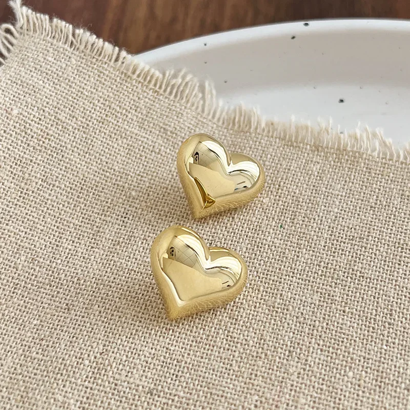 Женские гладкие серьги-гвоздики в форме сердца