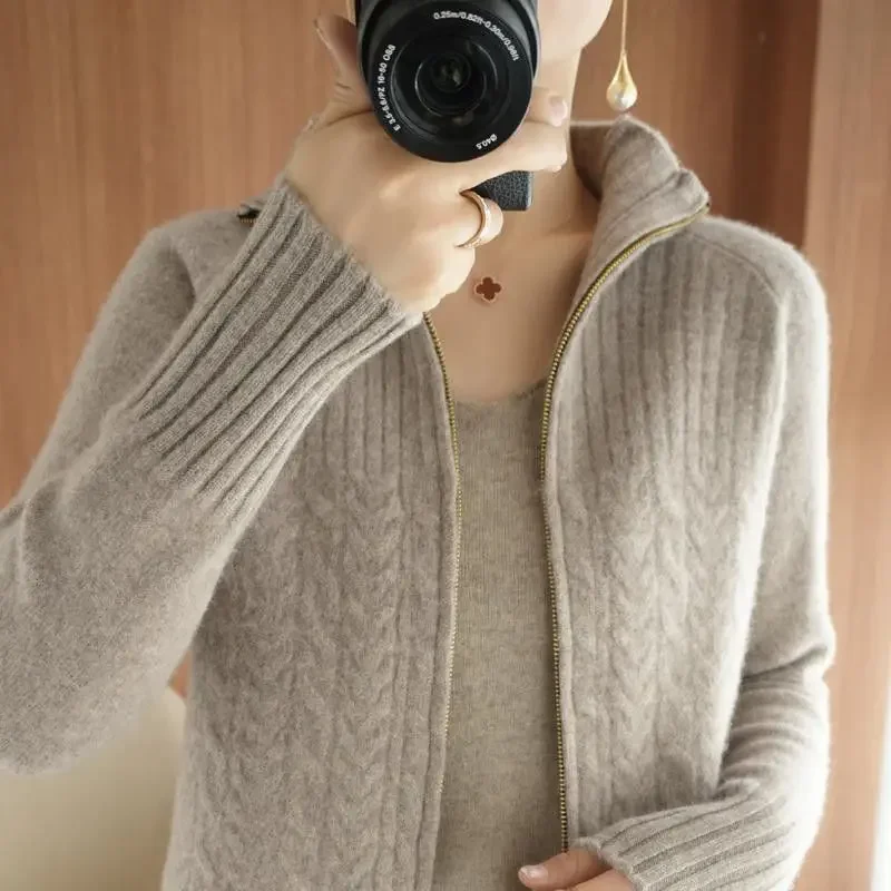 Женский вязаный пуловер свободного кроя