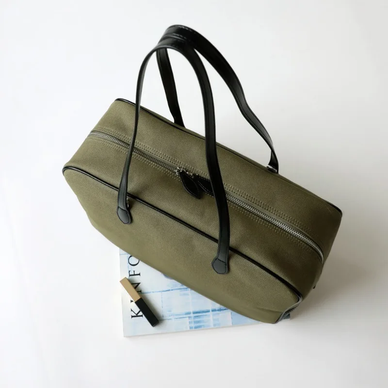 Подходящая по цвету сумка на плечо под мышками большая вместительная