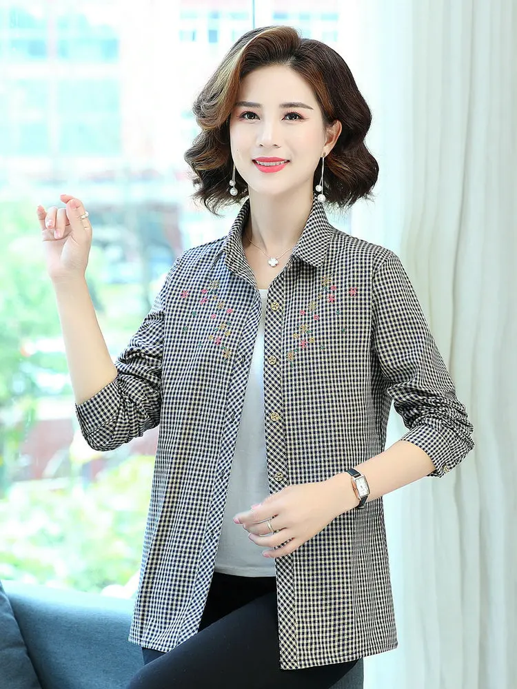 Рубашка женская хлопковая в клетку с цветочной вышивкой и отложным воротником |