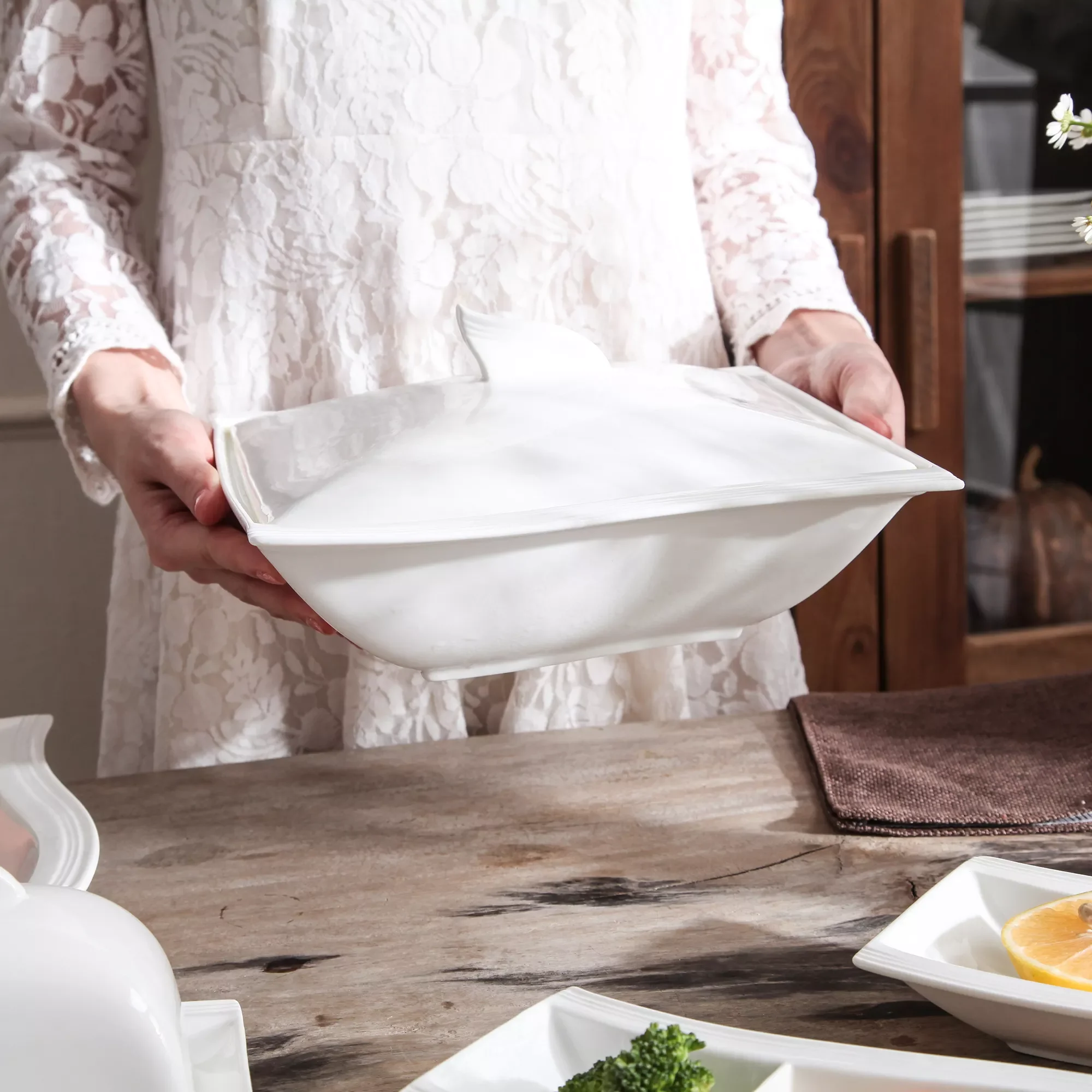 Однотонная белая фарфоровая суповая кастрюля MALACASA с крышкой л Квадратная