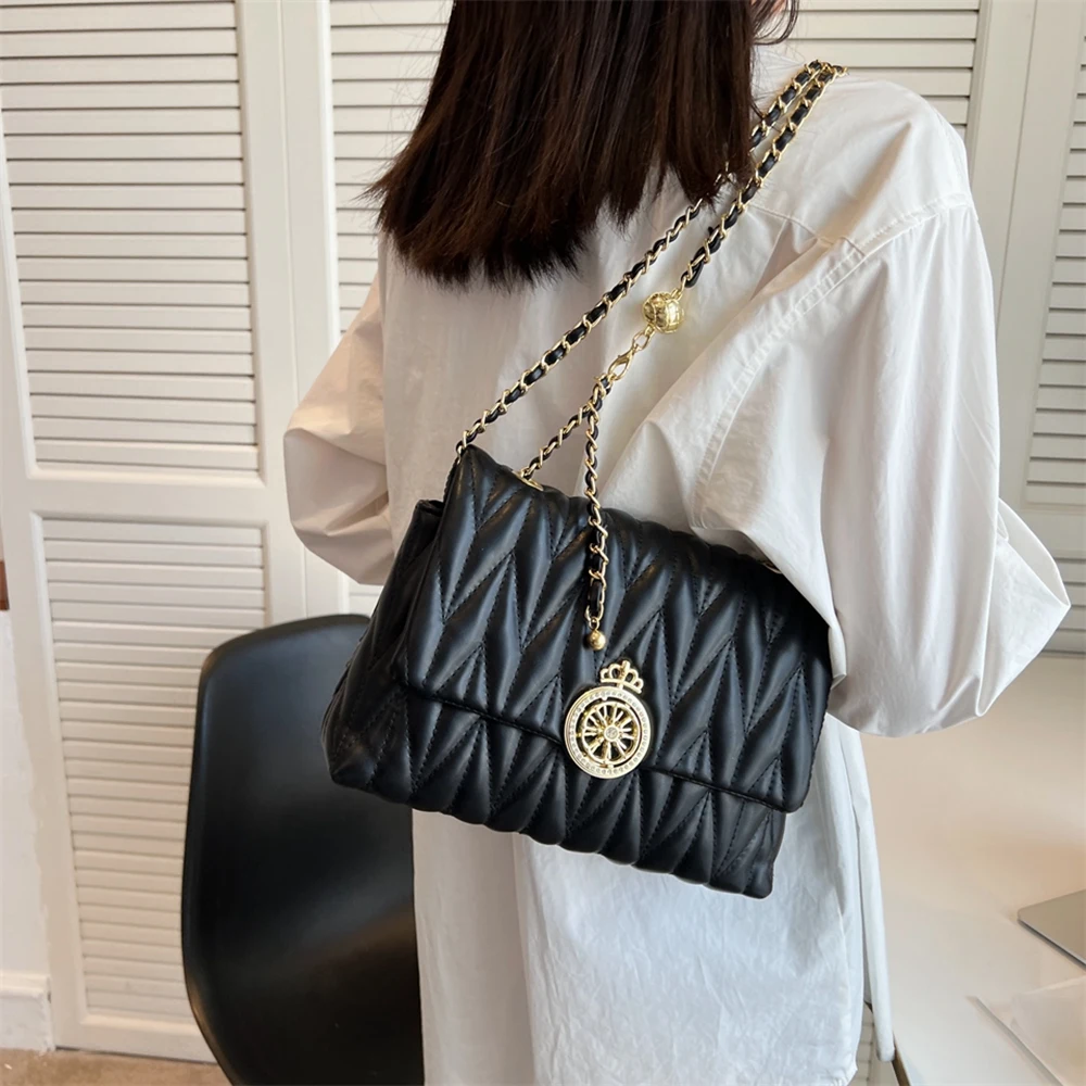 

Женская сумка-почтальонка с принтом в виде трещин