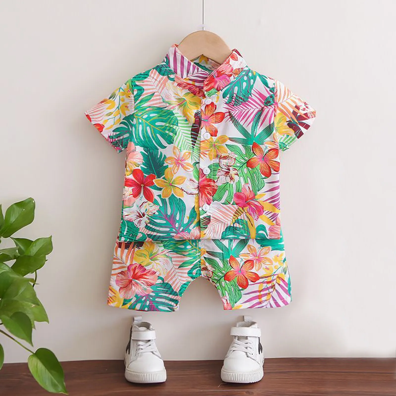 

Детский летний костюм из футболки на пуговицах с цветочным принтом и шортов