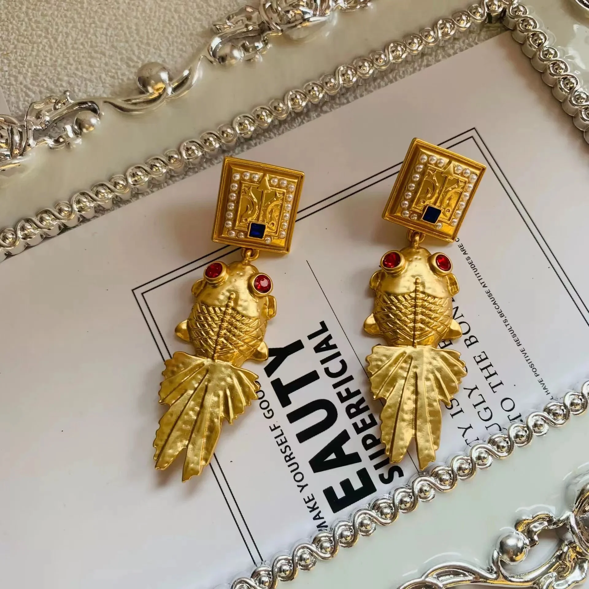 

Винтажные серьги-клипсы в стиле средневековой дворцовки с золотыми рыбками