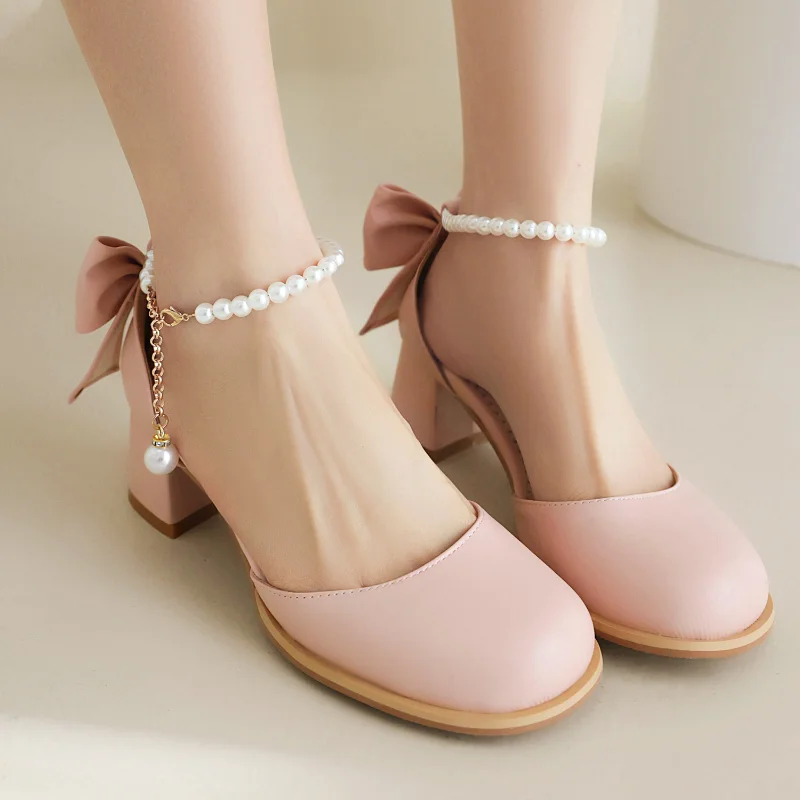 

2023 Summer Sweet Pearls Pendant Chain Princess Sandals Back Bowtie String Bead Block Med-Heeled White Pink Wedding Womens Shoes
