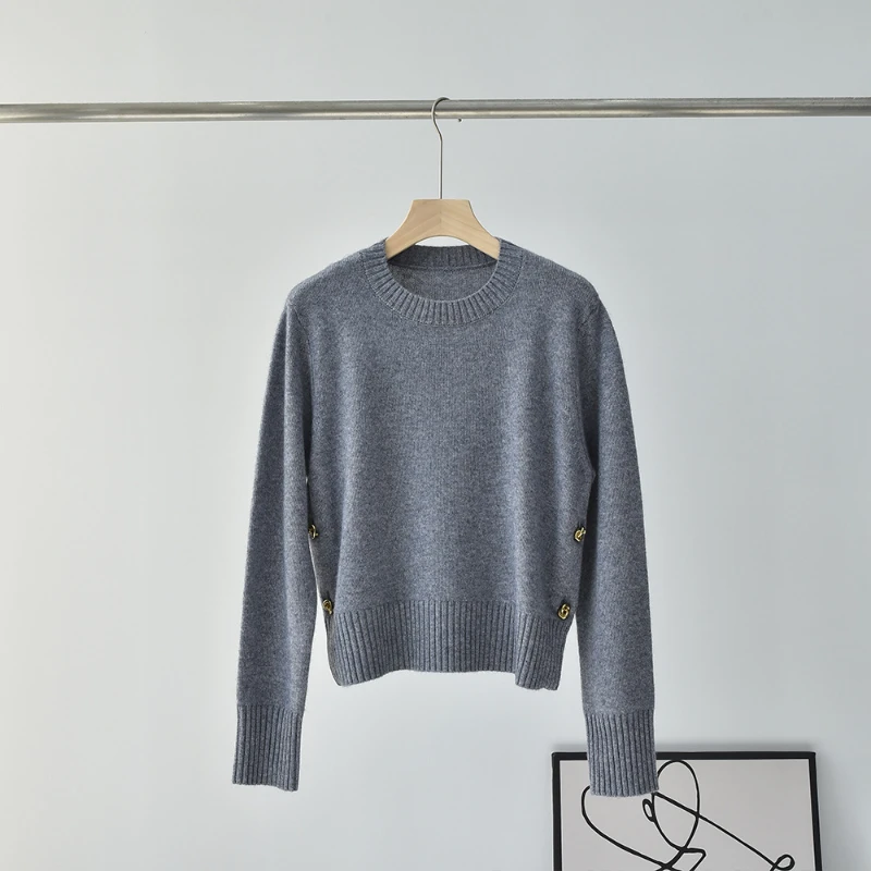 

Женский кашемировый свитер с круглым вырезом и металлической пряжкой