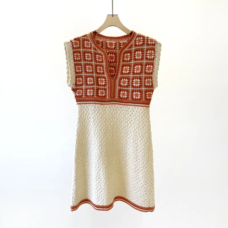 

Женское трикотажное платье с разноцветными вставками на осень и зиму