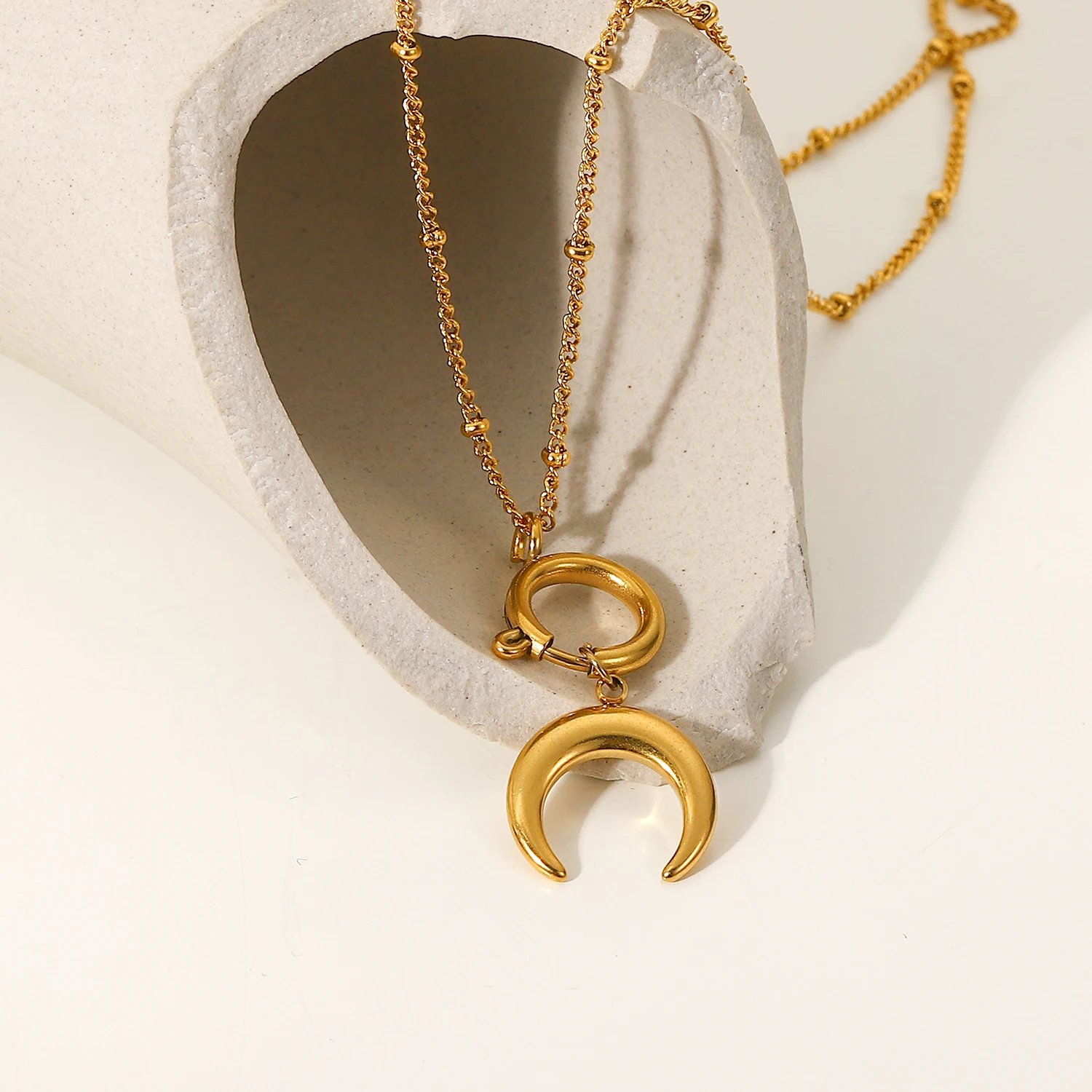 Дешевое колье из нержавеющей стали с подвеской "Луна-змея" на цепочке из золотых бусин 18 карат для женщин, модное ювелирное изделие.