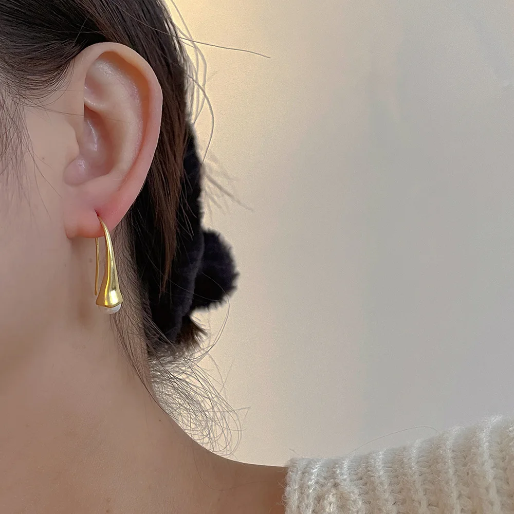 

Простые винтажные королевские нишевые жемчужные бусины матовые металлические золотистые Серебристые серьги-гвоздики для женщин ювелирные изделия для ушей
