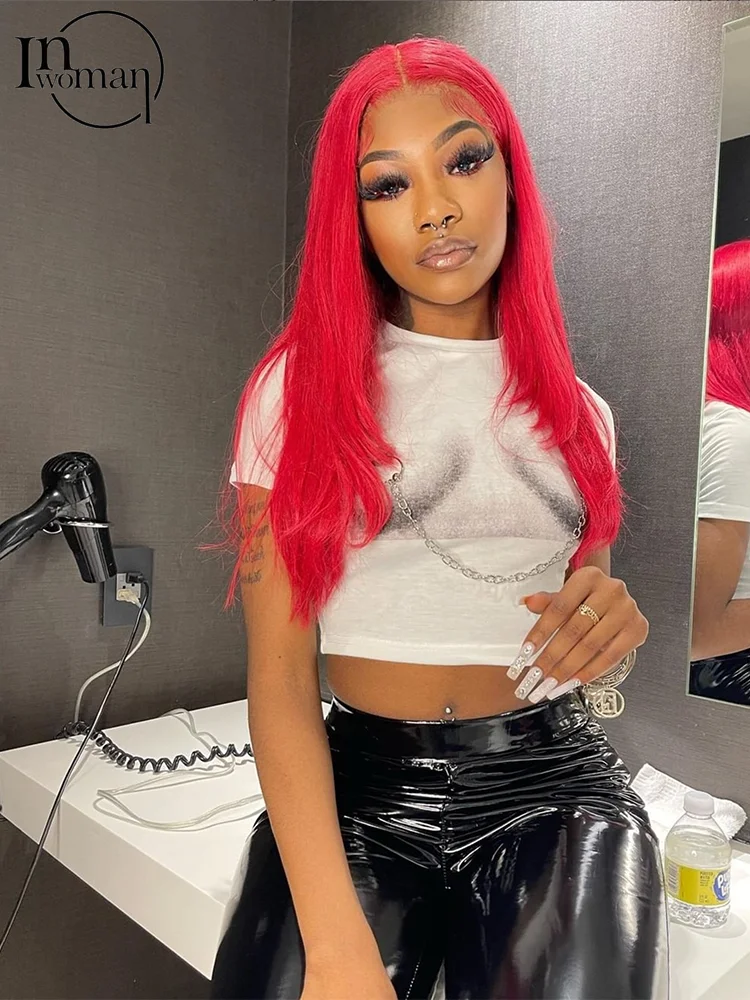 

Женская футболка с коротким рукавом, круглым вырезом и цепочкой