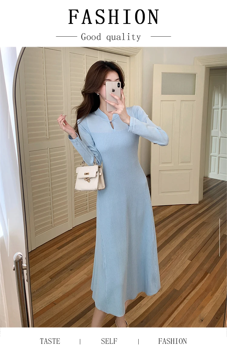 Женское трикотажное платье-свитер с воротником-стойкой и длинным рукавом