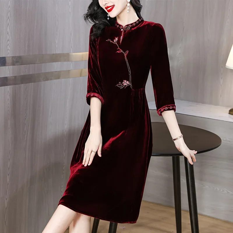 Элегантное винтажное бархатное платье с воротником-стойкой и вышивкой на