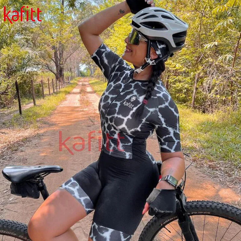 

Женский костюм с коротким рукавом и свитшотом