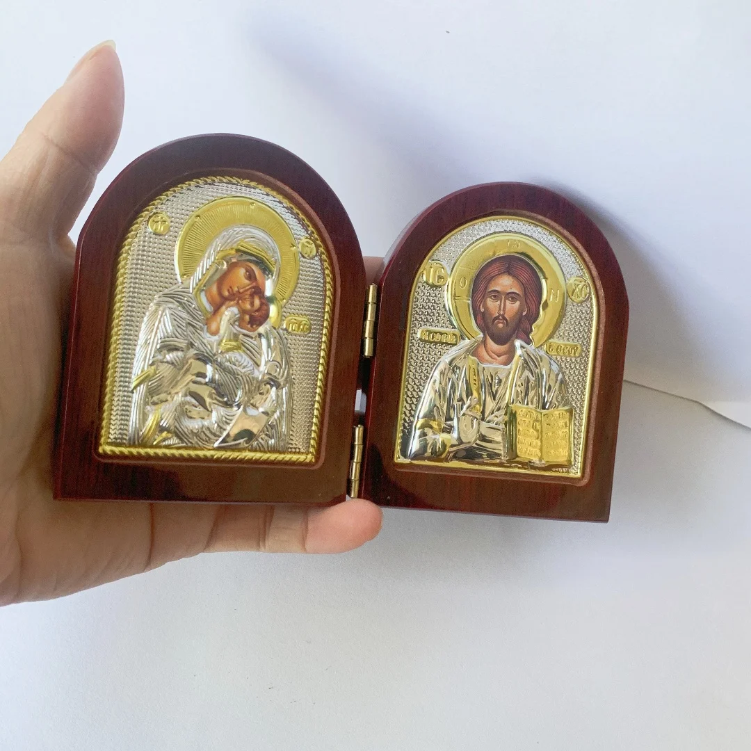 

Деревянные иконы Иисуса и Девы Марии