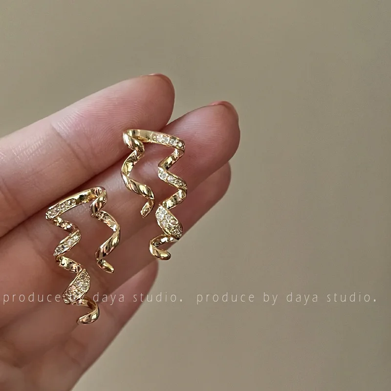 

2022 новые модные золотые металлические серьги Стразы с шелковой лентой для женщин элегантные золотые закрученные в спираль серьги-гвоздики ...