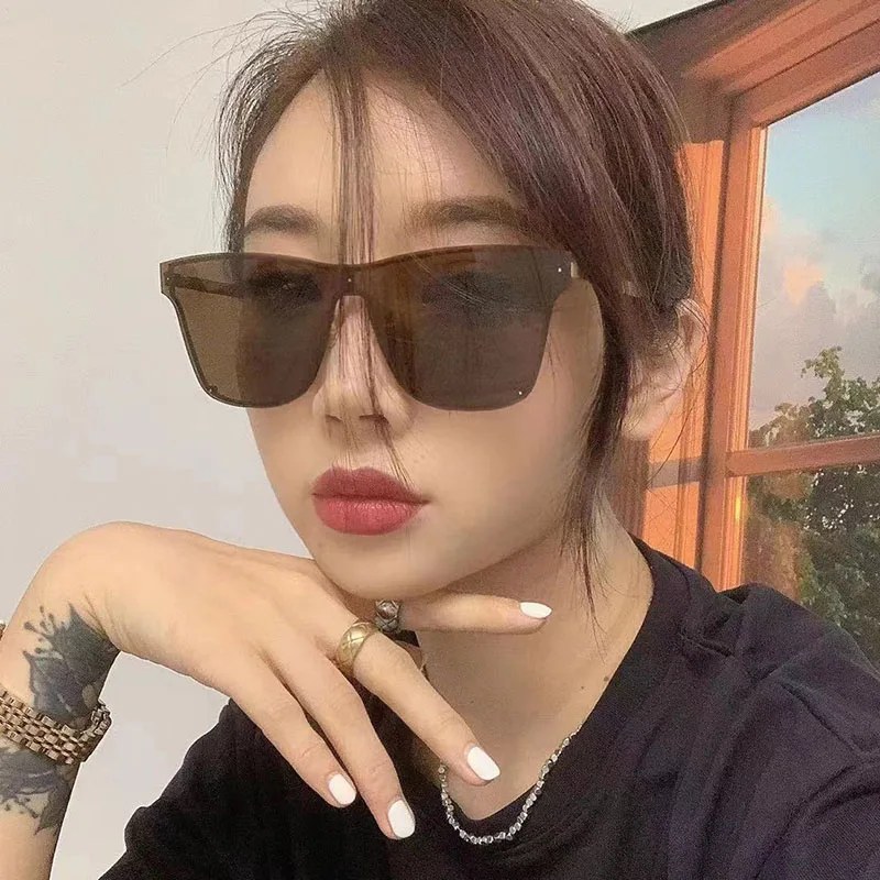 

Metal Frame Butterfly Sunglasses Women Fashion Sunglasses Large Mirror Rimless