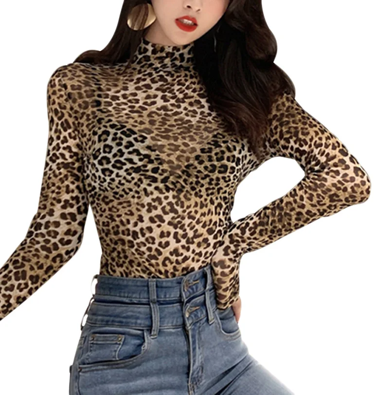 

Женский топ с длинным рукавом, полувысоким воротником и леопардовым принтом