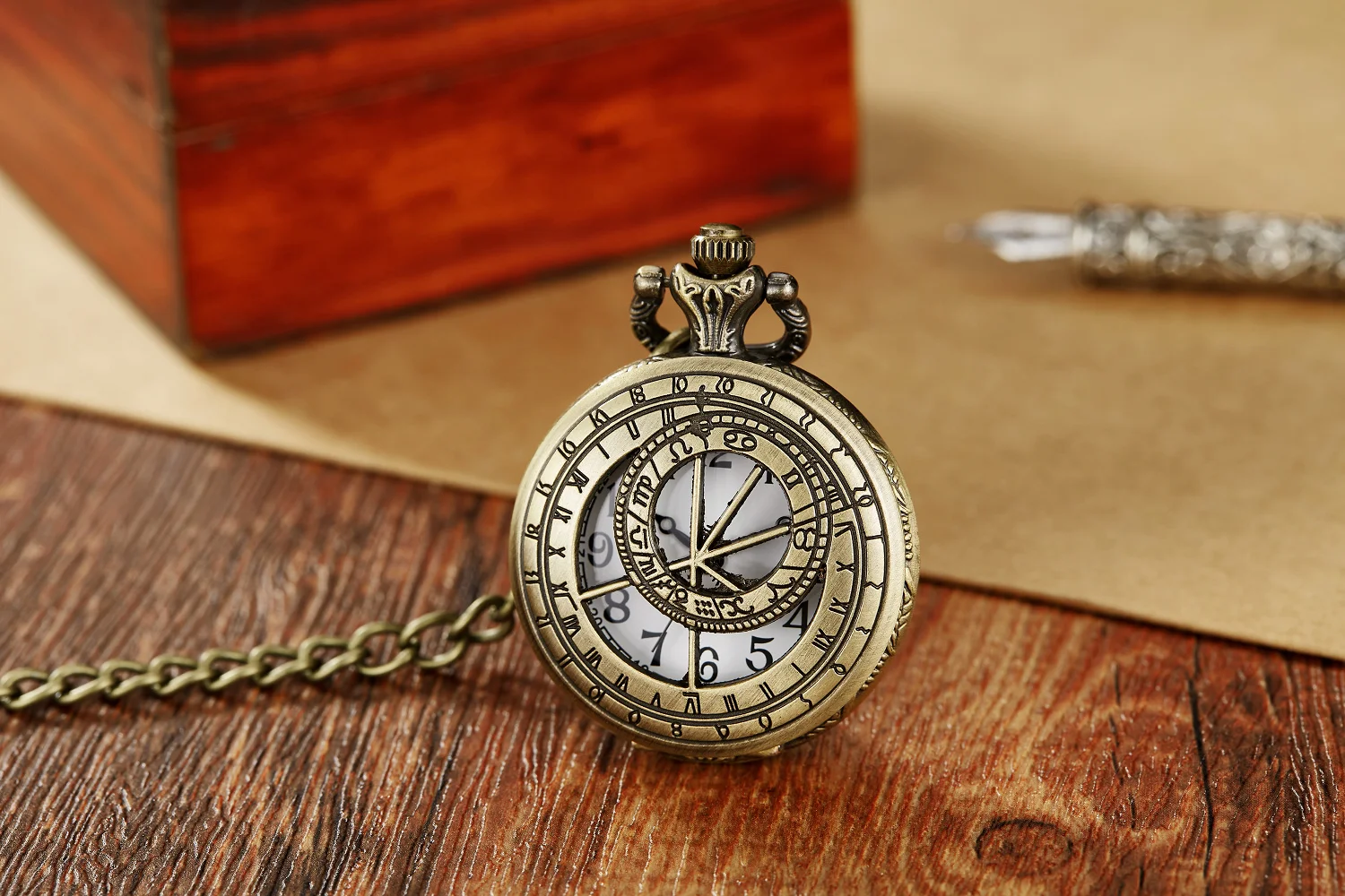 Рисунок 5 - Классические карманные часы с вырезами