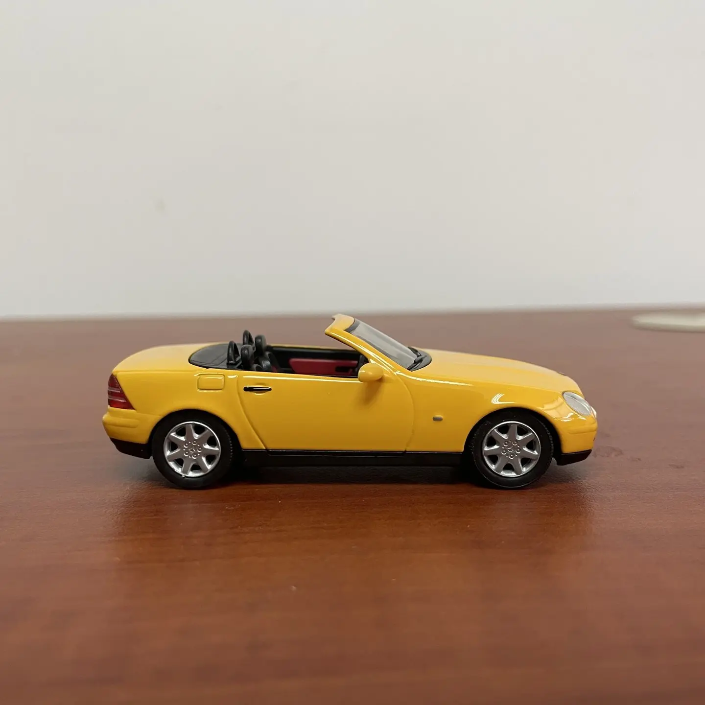 Фото Модель автомобиля HERPA 1:43, литая под давлением, из сплава, Mercedes-Benz SLK230 R170, кабриолет, классическая ностальгическая модель, подарок для взрослых, сувенир, статическая модель для демонстрации №4