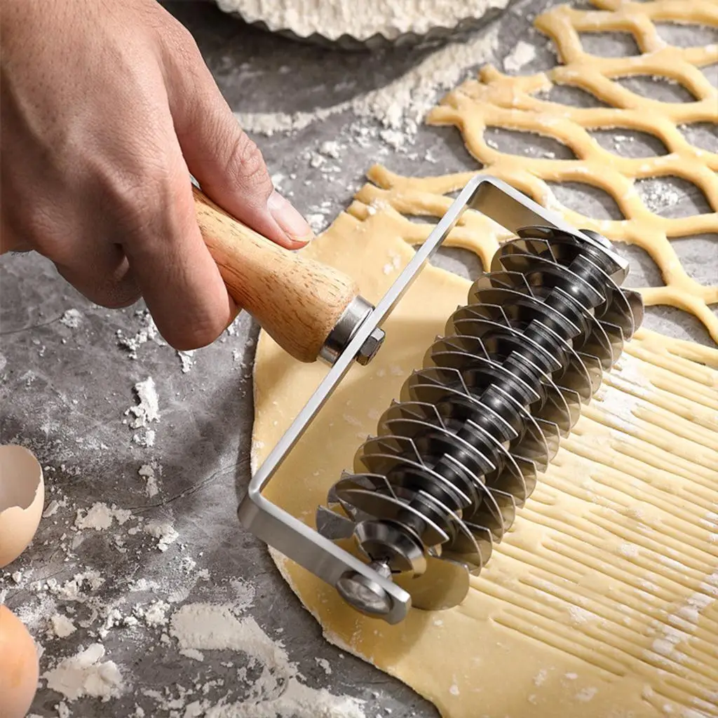 

Roller Hob with Wooden Handle Pastry Lattice Pie Roller Cutter