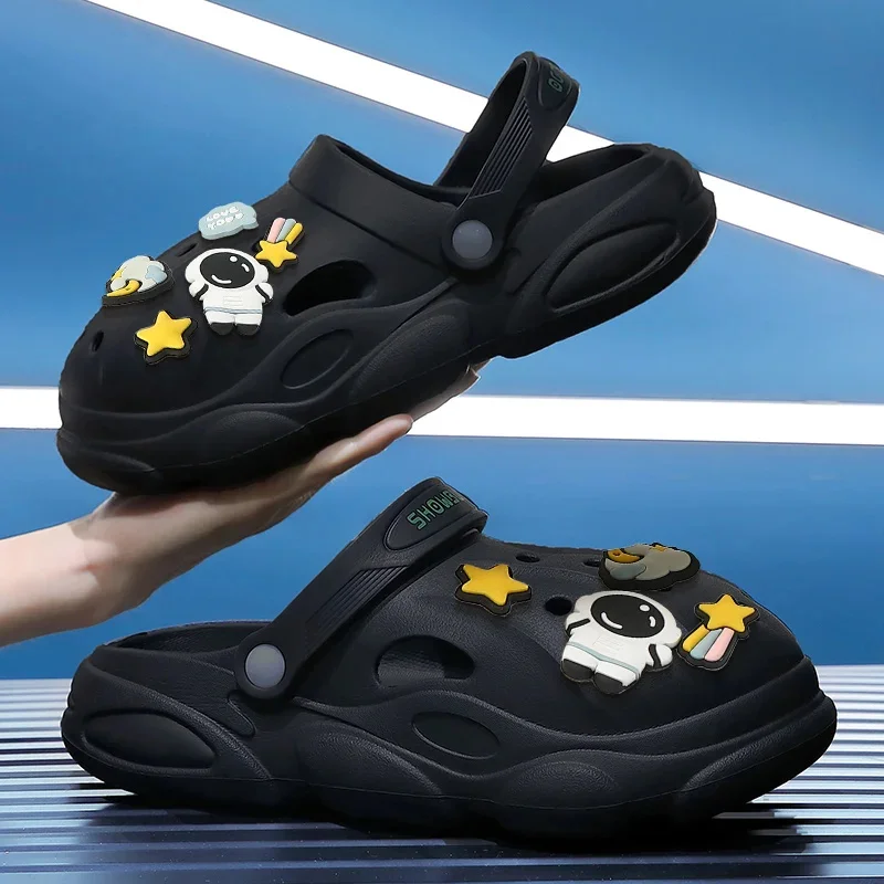 

Новинка 2023, летние пляжные сандалии QYCKY для мужчин, уличные кроссовки с мультяшным астронавтом, дышащие повседневные садовые тапочки, женские шлепанцы