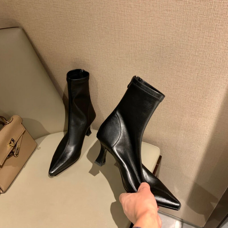 Женские ботильоны из натуральной кожи с острым носком на тонком высоком каблуке