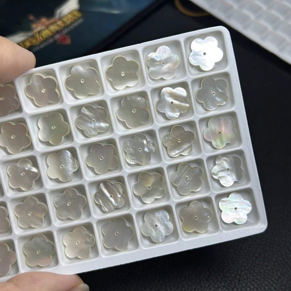 50 шт. 1 сумка 12X12x2 мм натуральный белый перламутр швабра плоские цветочные бусины
